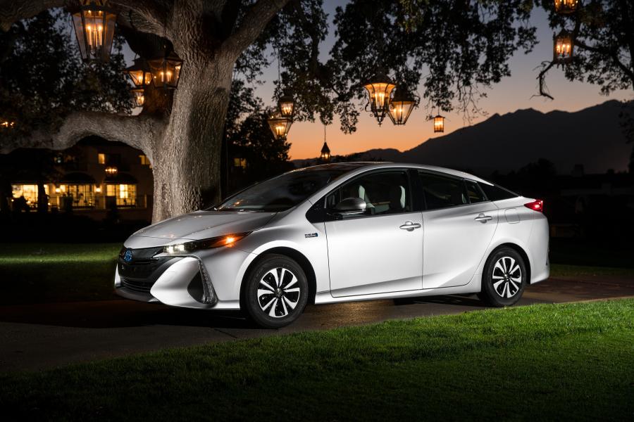  Toyota Prius Prime 2016 года  (NA) (фото 26 из 55)